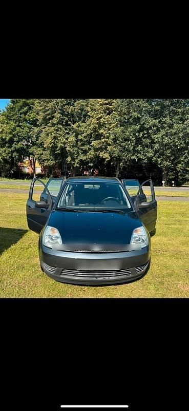 Grau Gebraucht 2004 Ford Fiesta Kleinwagen | 650 € (Superpreis) - Bild 1/4