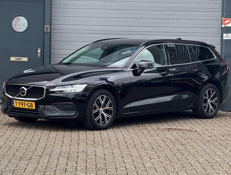 Gebraucht Volvo V60 Core 197 PS (144 kW) 2023 Schwarz Kombi
