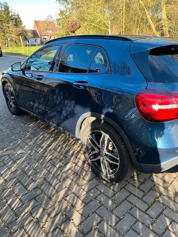 Gebraucht Mercedes GLA250 210 PS (154 kW) 2019 Blau SUV