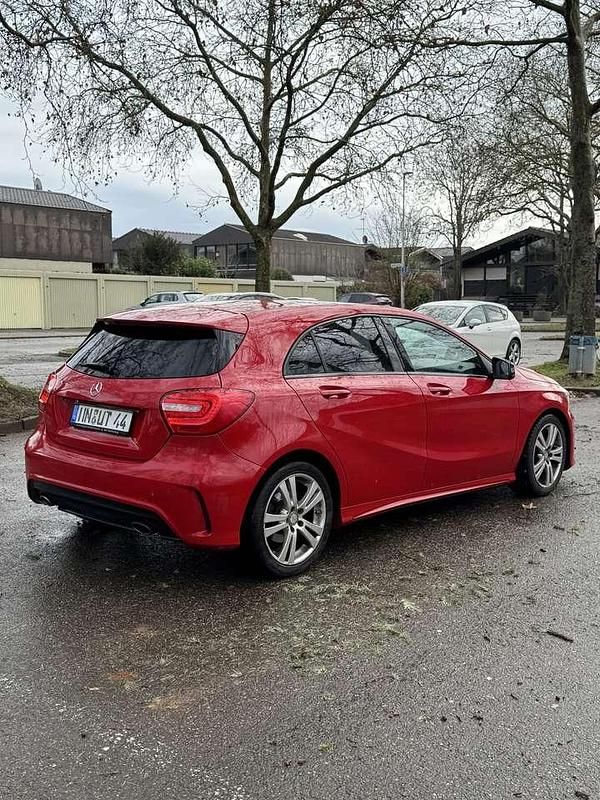 Gebraucht Mercedes A180 122 PS (89 kW) 2015 Rot Kleinwagen