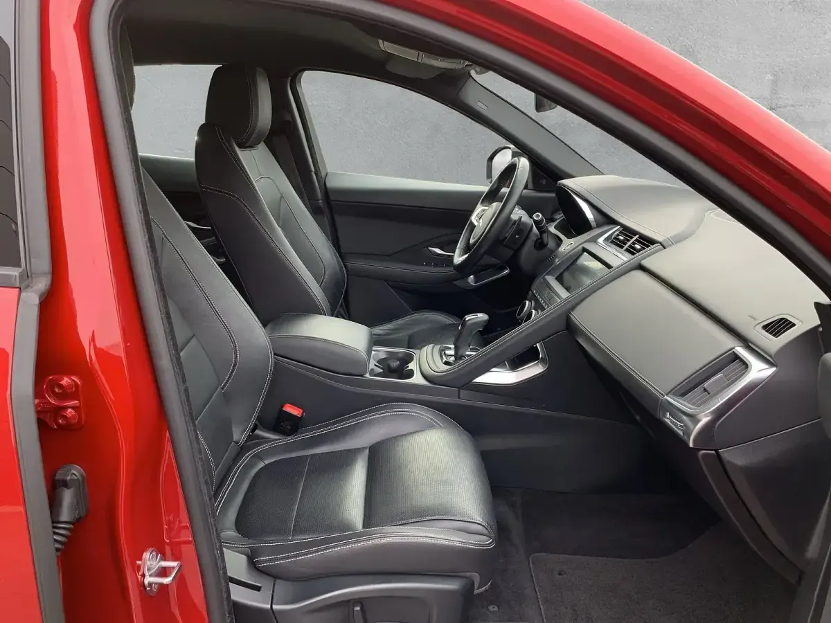 Gebraucht Jaguar E-Pace R-Dynamic 202 PS (148 kW) 2019 Firenze red SUV
