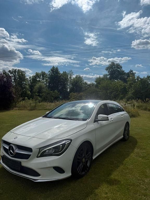 Weiß Gebraucht 2016 Mercedes CLA200 Shooting Brake AMG line Kombi | 11.750 € (Guter Preis) - Bild 1/4