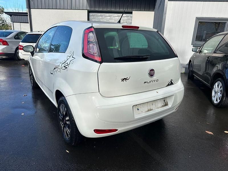 Gebraucht Fiat Punto Young 69 PS (50 kW) 2014 Weiß Kleinwagen
