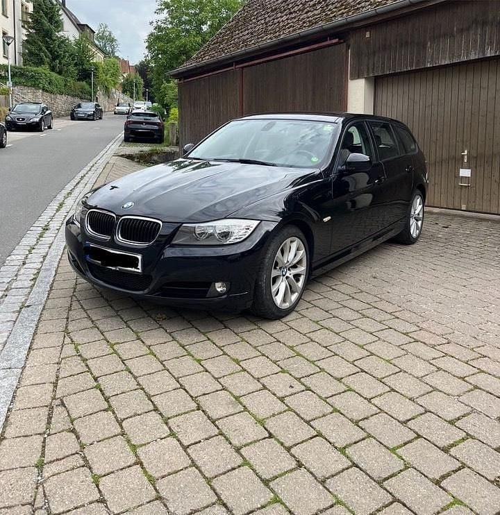 Schwarz Gebraucht 2011 BMW 318 Kombi | 4.300 € (Superpreis) - Bild 1/4