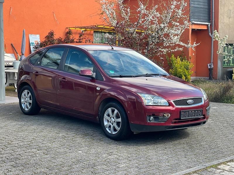 Gebraucht Ford Focus Ghia 101 PS (74 kW) 2005 Rot Limousine