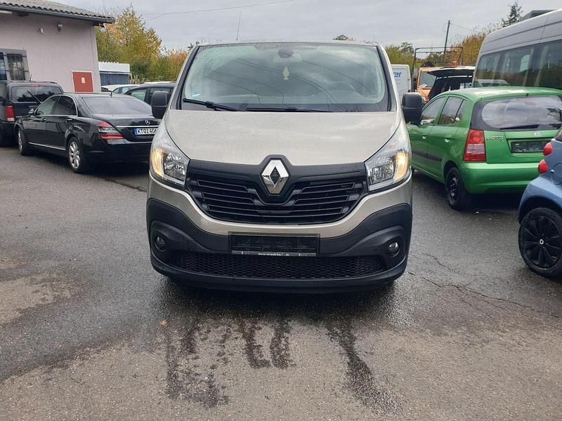 Braun Gebraucht 2017 Renault Trafic Van / Kleinbus | 10.799 € - Bild 1/4