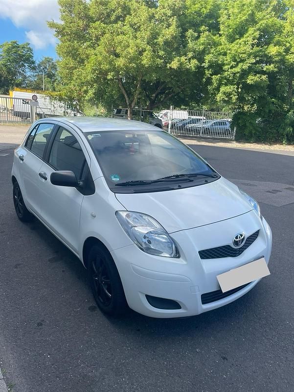 Weiß Gebraucht 2010 Toyota Yaris Cool Limousine | 3.000 € (Fairer Preis) - Bild 1/4