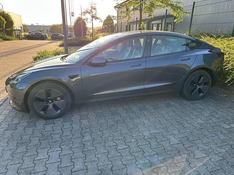 Grau Gebraucht 2022 Tesla Model 3 RWD Limousine | 23.700 € (Fairer Preis) - Bild 1/4