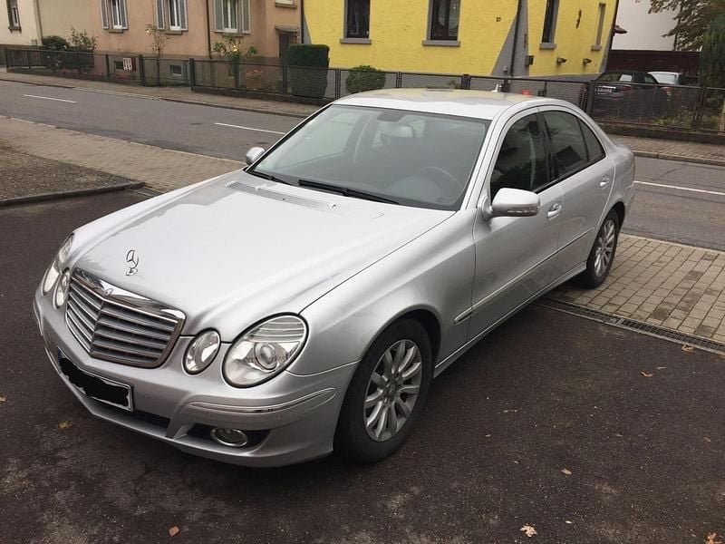 Silber Gebraucht 2007 Mercedes E200 Elegance Limousine | 4.399 € - Bild 1/4