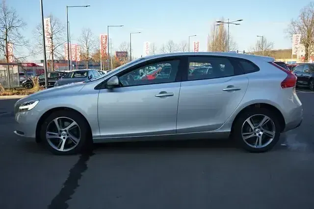 Gebraucht Volvo V40 Momentum 122 PS (89 kW) 2017 Silber Limousine