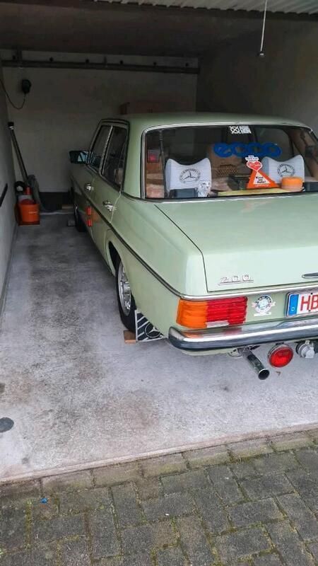Grün Gebraucht 1974 Mercedes W115 Limousine | 14.500 € - Bild 1/4