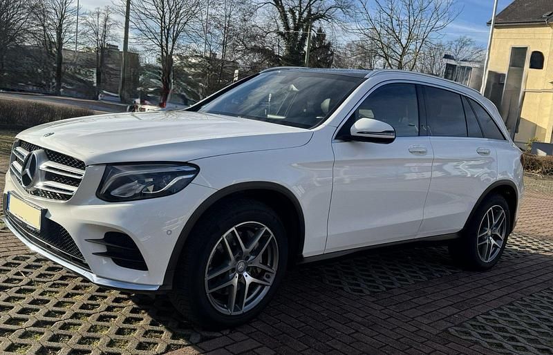 Weiß Gebraucht 2018 Mercedes GLC250 AMG line SUV | 24.900 € (Fairer Preis) - Bild 1/4