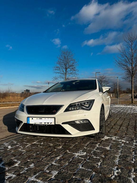 Weiß Gebraucht 2018 Seat Leon FR Limousine | 17.800 € (Fairer Preis) - Bild 1/4