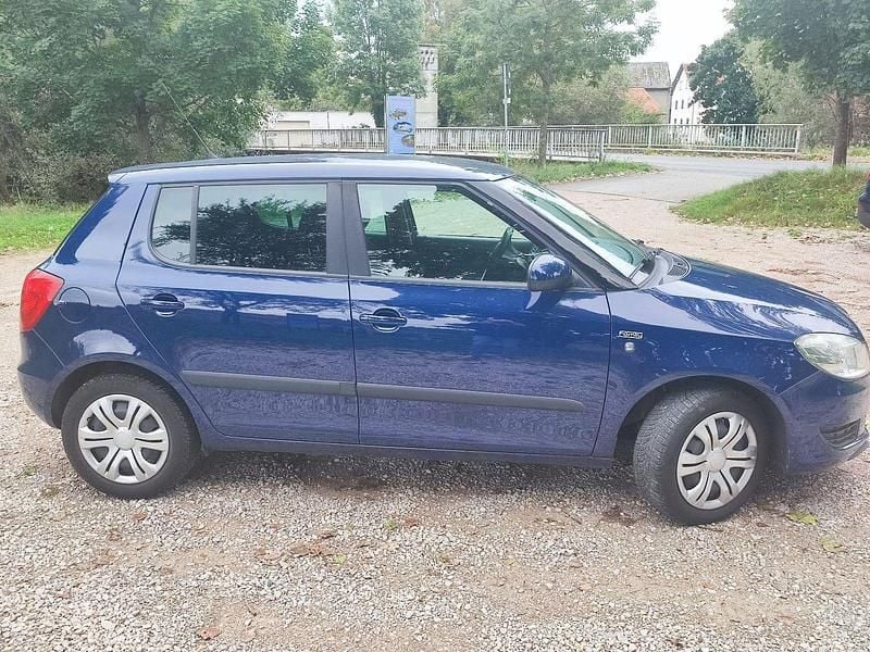 Blau Gebraucht 2012 Skoda Fabia Ambition Kleinwagen | 2.800 € (Superpreis) - Bild 1/4