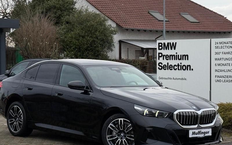 Neu BMW 550e M Sport 489 PS (359 kW) 2026 Grau Limousine