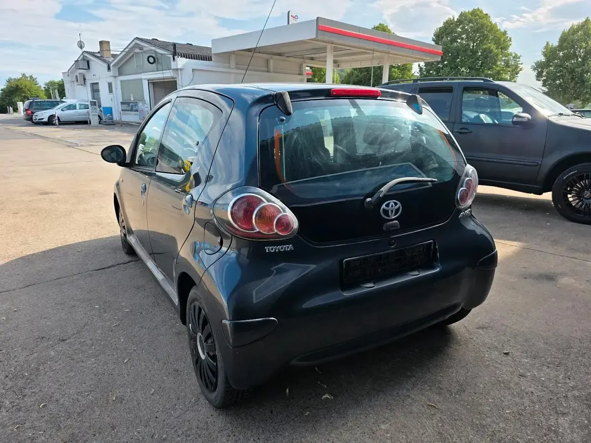 Gebraucht Toyota Aygo 68 PS (50 kW) 2011 Schwarz Kleinwagen