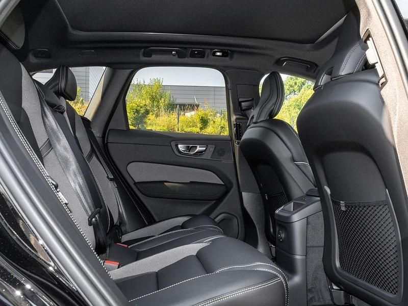 Neu Volvo XC60 Plus 253 PS (186 kW) 2025 Schwarz SUV