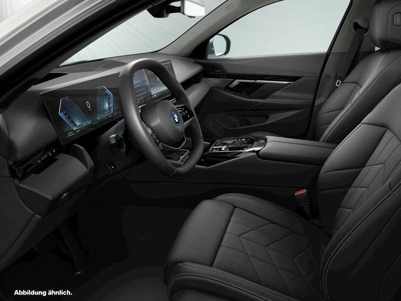 Gebraucht BMW 550e 489 PS (359 kW) 2024 Oxidgrau metallic Limousine