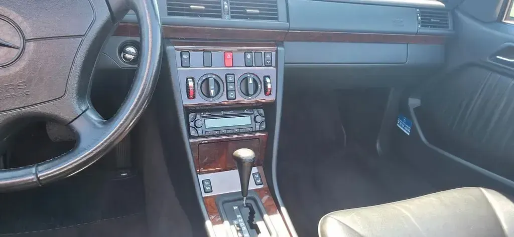 Second-hand Mercedes E300 220 CP (161 kW) 1992 Maro Cabrio