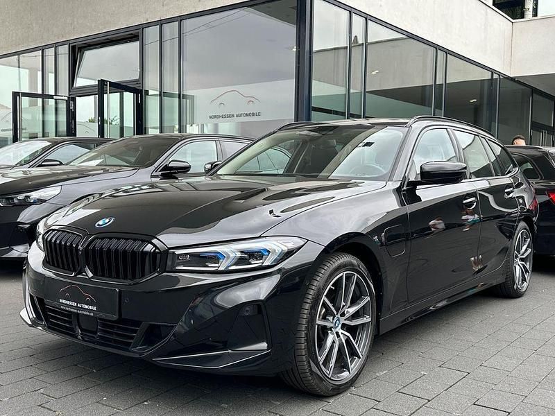 Black sapphire metallic Gebraucht 2024 BMW 330e Sport Line Kombi | 42.980 € (Etwas zu teuer) - Bild 1/4