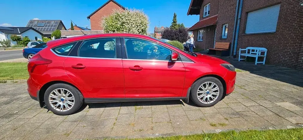 Gebraucht Ford Focus Ambiente 105 PS (77 kW) 2011 Rot Limousine