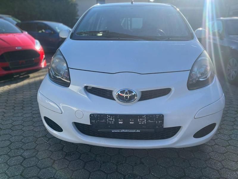 Gebraucht Toyota Aygo Cool 68 PS (50 kW) 2011 Weiß Kleinwagen