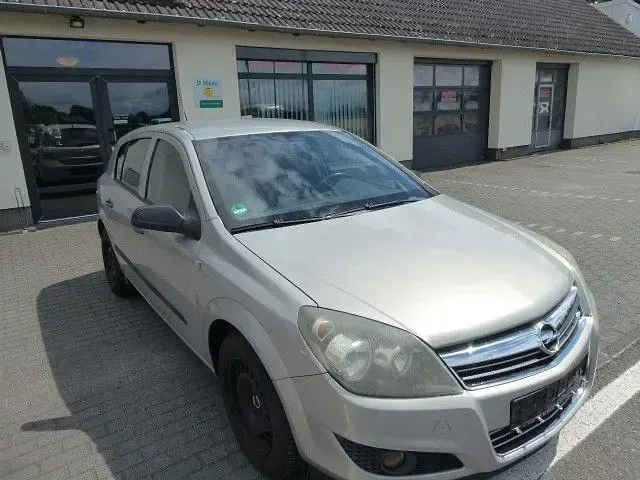 Gebraucht Opel Astra Basis 90 PS (66 kW) 2009 Gold Limousine