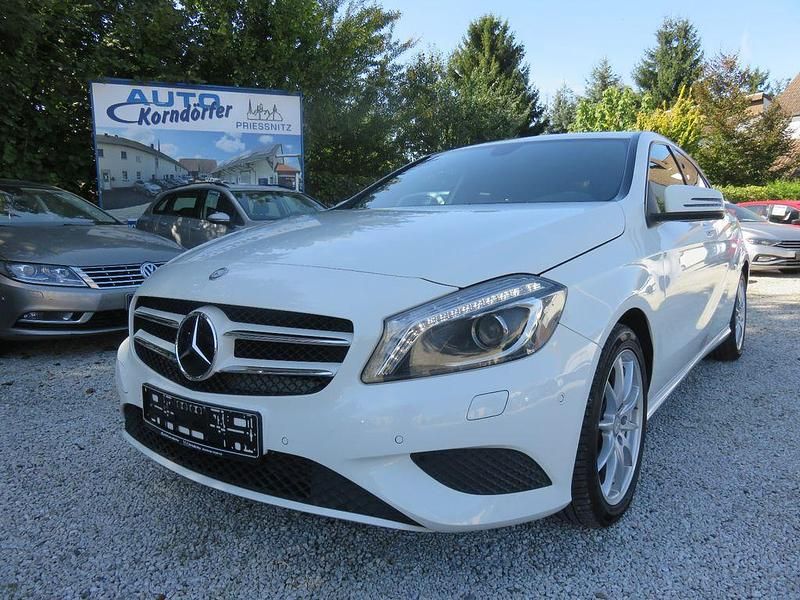 Calcitweiss unilack Gebraucht 2015 Mercedes A180 Style Limousine | 12.850 € (Fairer Preis) - Bild 1/4