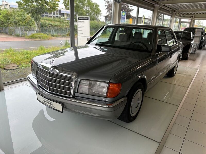 Grau Gebraucht 1987 Mercedes 260 Limousine | 6.990 € - Bild 1/4