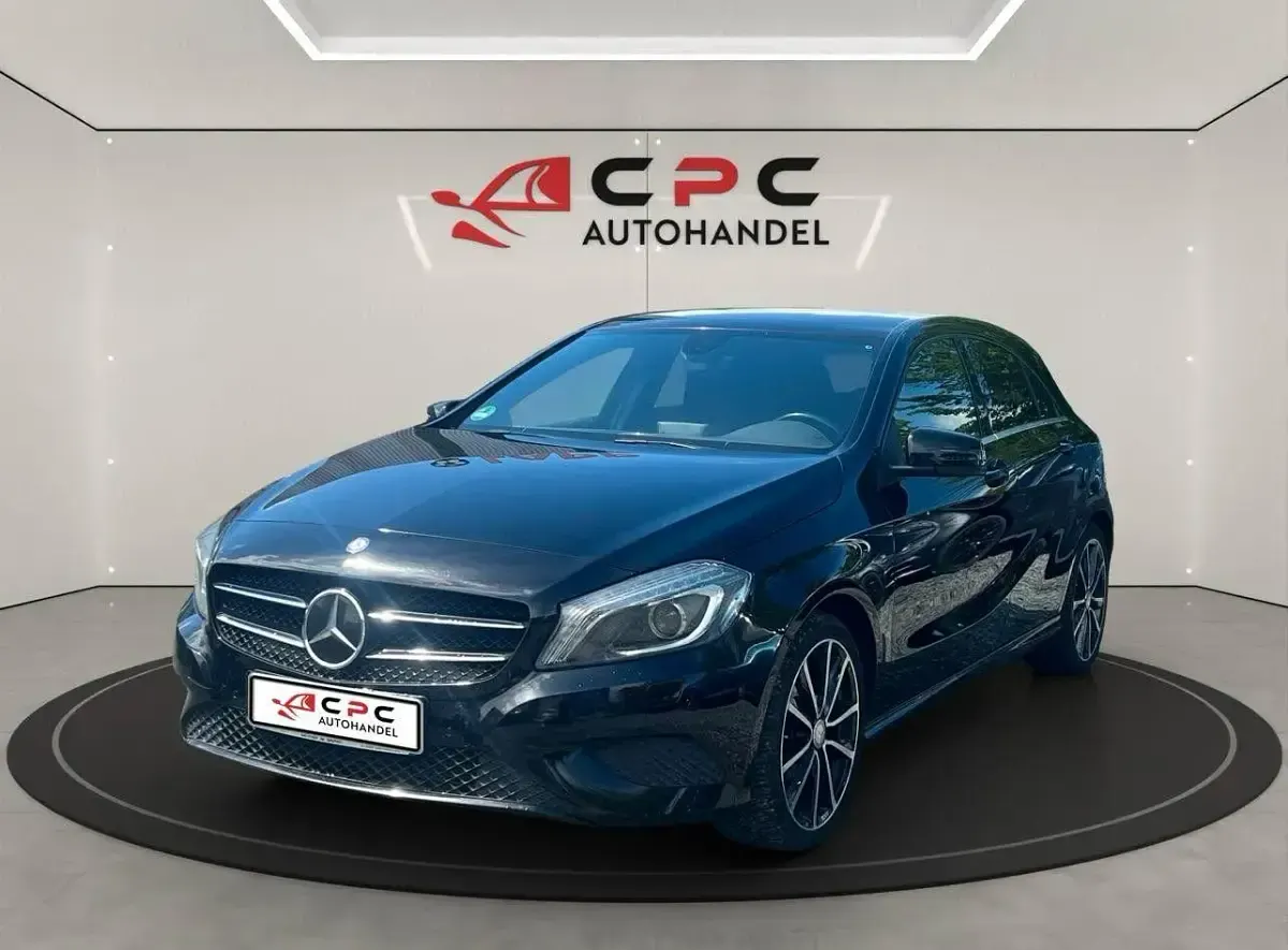 Gebraucht Mercedes A180 122 PS (89 kW) 2015 Schwarz Limousine