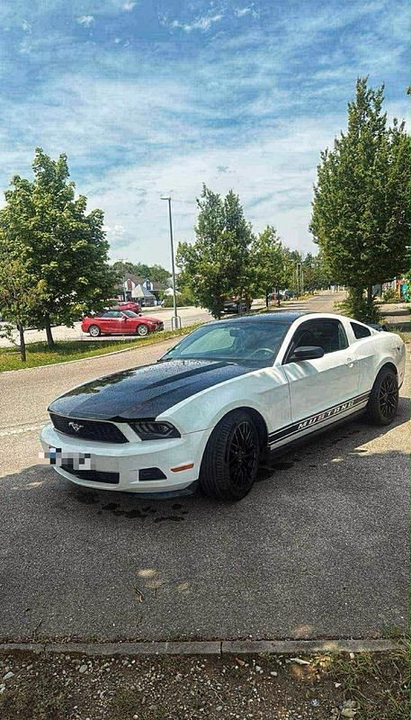 Weiß Gebraucht 2011 Ford Mustang Coupé | 17.500 € (Fairer Preis) - Bild 1/4