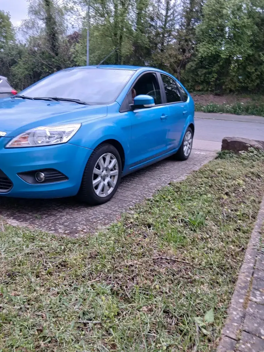 Gebraucht Ford Focus 100 PS (73 kW) 2010 Blau Kleinwagen