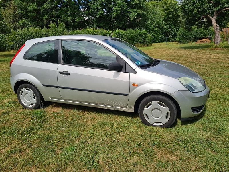 Silber Gebraucht 2005 Ford Fiesta Futura Kleinwagen | 500 € (Superpreis) - Bild 1/4