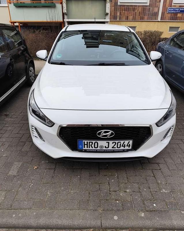 Weiß Gebraucht 2018 Hyundai i30 Limousine | 10.000 € (Guter Preis) - Bild 1/4