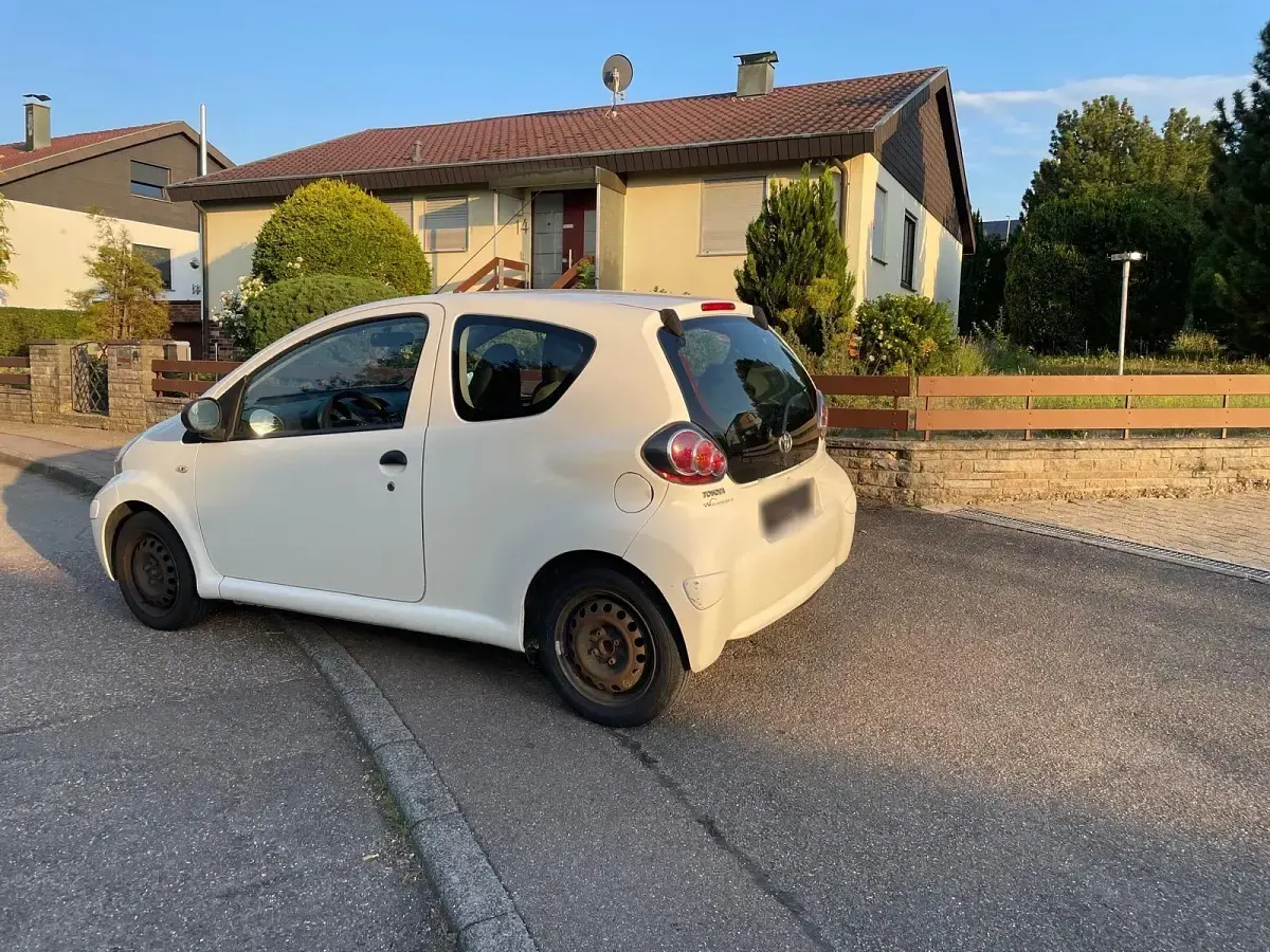 Gebraucht Toyota Aygo 68 PS (50 kW) 2010 Weiß Kleinwagen