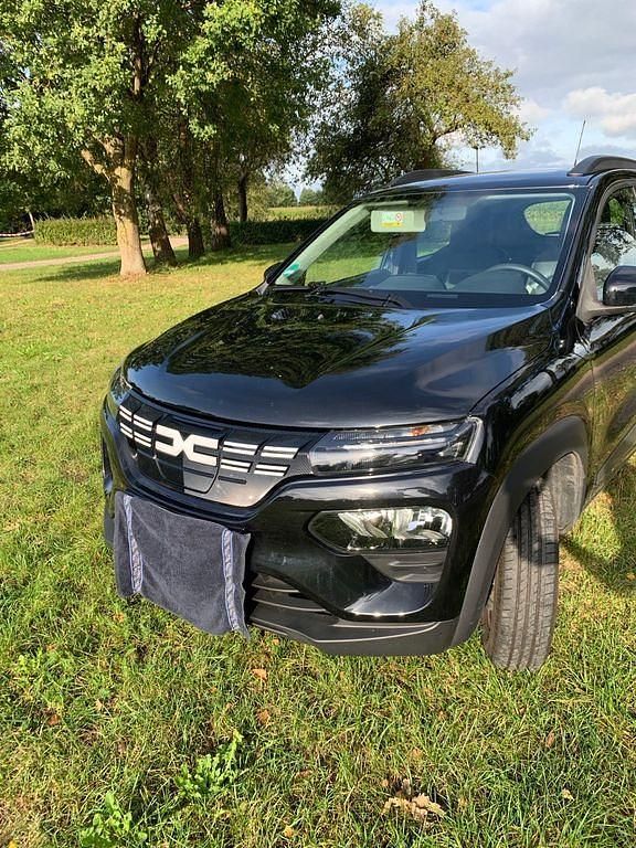 Schwarz Gebraucht 2022 Dacia Spring Essentiel Kleinwagen | 10.699 € (Etwas zu teuer) - Bild 1/4