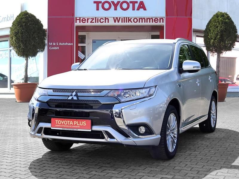 Silber Gebraucht 2020 Mitsubishi Outlander P-HEV Basis SUV | 21.990 € (Fairer Preis) - Bild 1/4