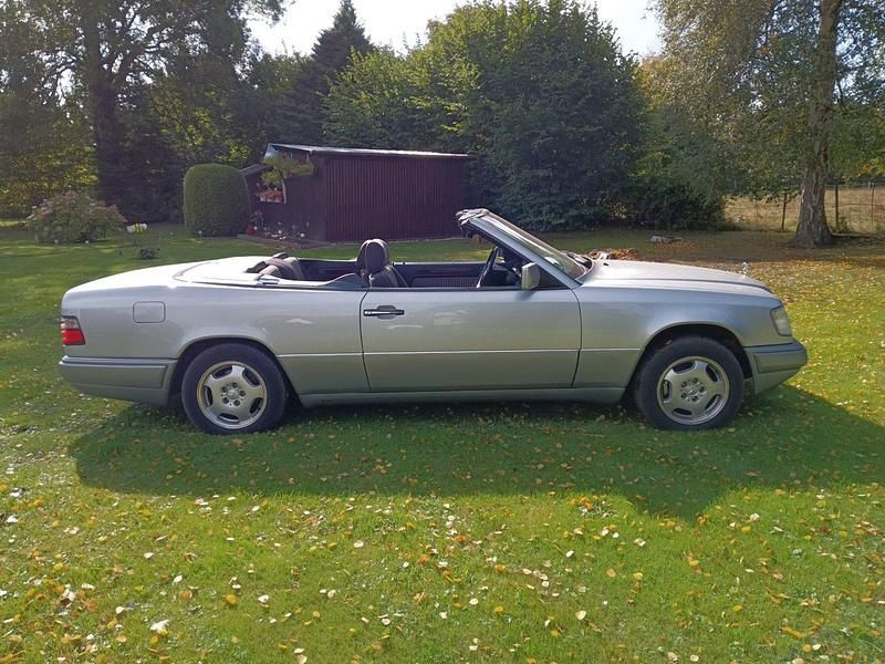 Gebraucht Mercedes E200 136 PS (100 kW) 1997 Silber Cabrio