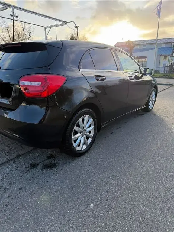 Gebraucht Mercedes A180 122 PS (89 kW) 2013 Schwarz Kleinwagen