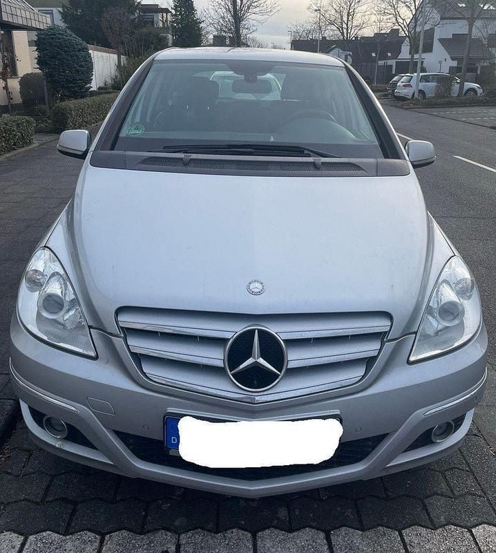 Gebraucht Mercedes B180 109 PS (80 kW) 2011 Silber Van / Kleinbus
