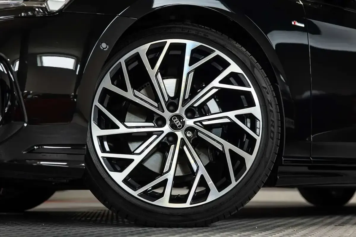 Gebraucht Audi A8 Ambiente 286 PS (210 kW) 2025 Mythosschwarz metallic Limousine