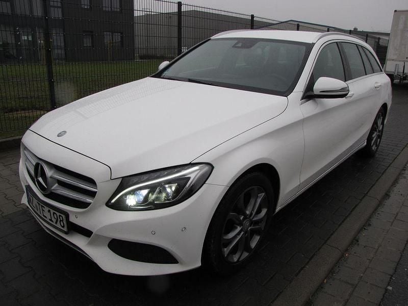 Weiß Gebraucht 2016 Mercedes C220 Avantgarde Limousine | 7.300 € - Bild 1/4
