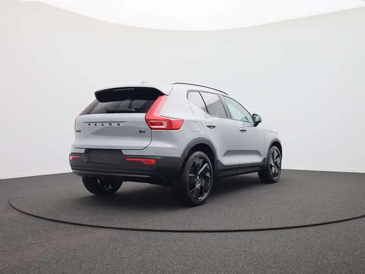 Nouă Volvo XC40 Plus 197 CP (144 kW) 2026 Gri SUV