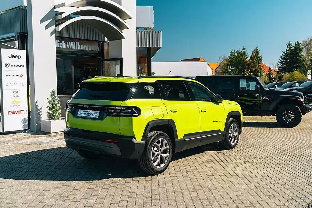 Neu Jeep Compass 145 PS (106 kW) 2026 Grün SUV