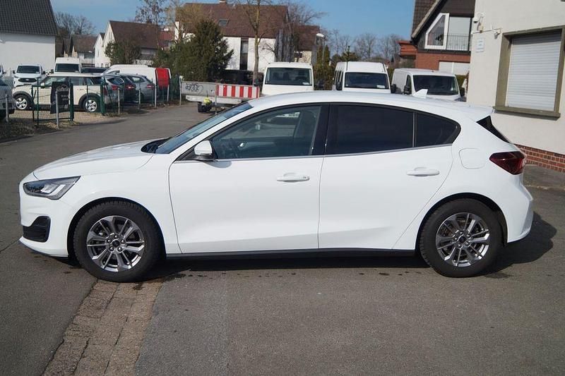 Gebraucht Ford Focus Titanium 125 PS (91 kW) 2023 Weiß Limousine