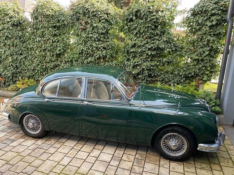 Grün Gebraucht 1967 Jaguar MK II Limousine | 22.900 € - Bild 1/4