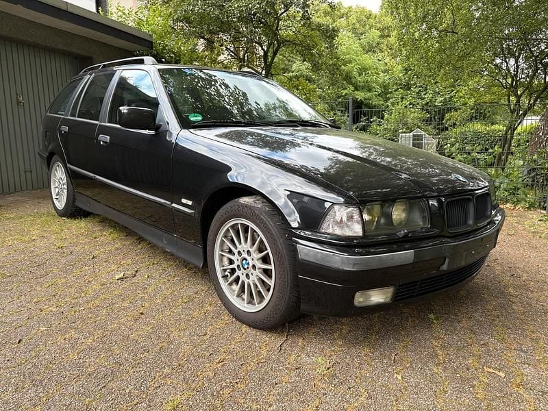 Schwarz Gebraucht 1998 BMW 323 Kombi | 3.099 € (Guter Preis) - Bild 1/4