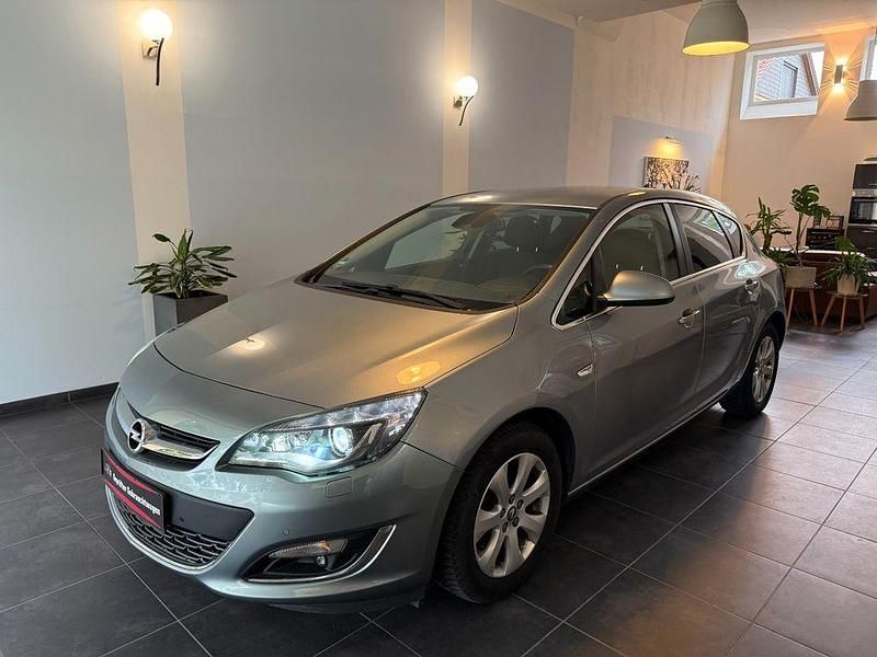 Silber Gebraucht 2014 Opel Astra Exklusiv Limousine | 6.199 € (Fairer Preis) - Bild 1/4