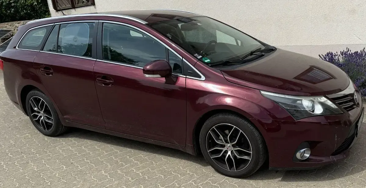 Gebraucht Toyota Avensis Life 124 PS (91 kW) 2012 Braun Kombi