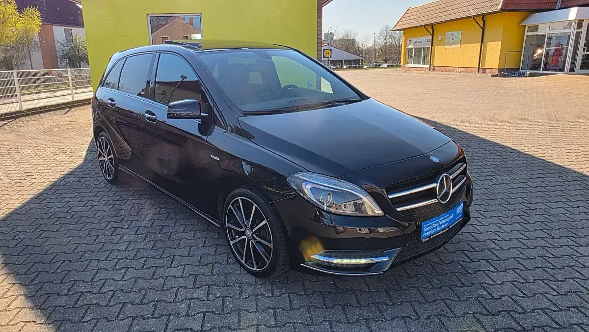 Gebraucht Mercedes B180 122 PS (89 kW) 2012 Schwarz Van / Kleinbus